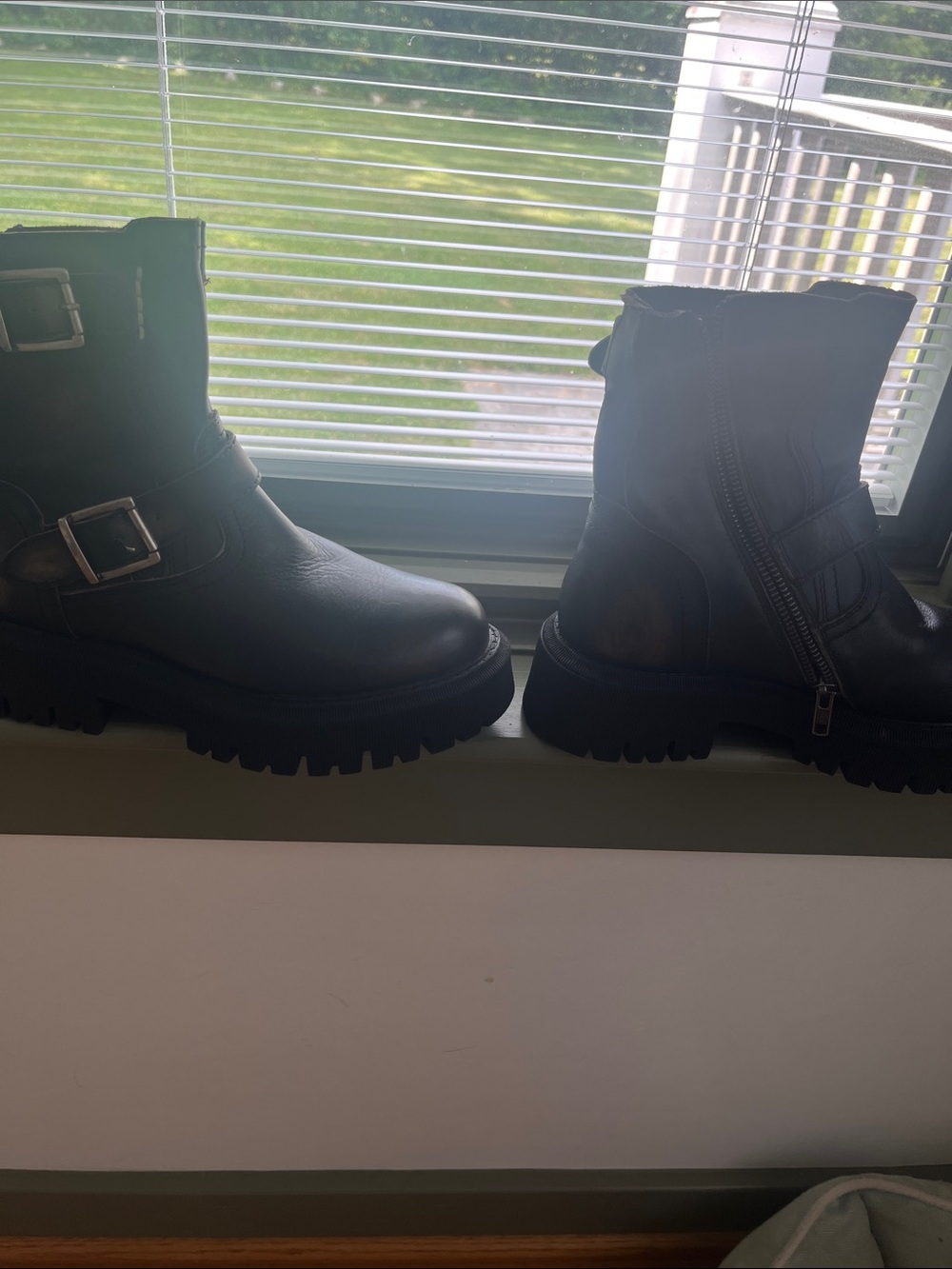 Steve Madden  Excursion Black Leather Ankle Boot Side Zipper  note top right
